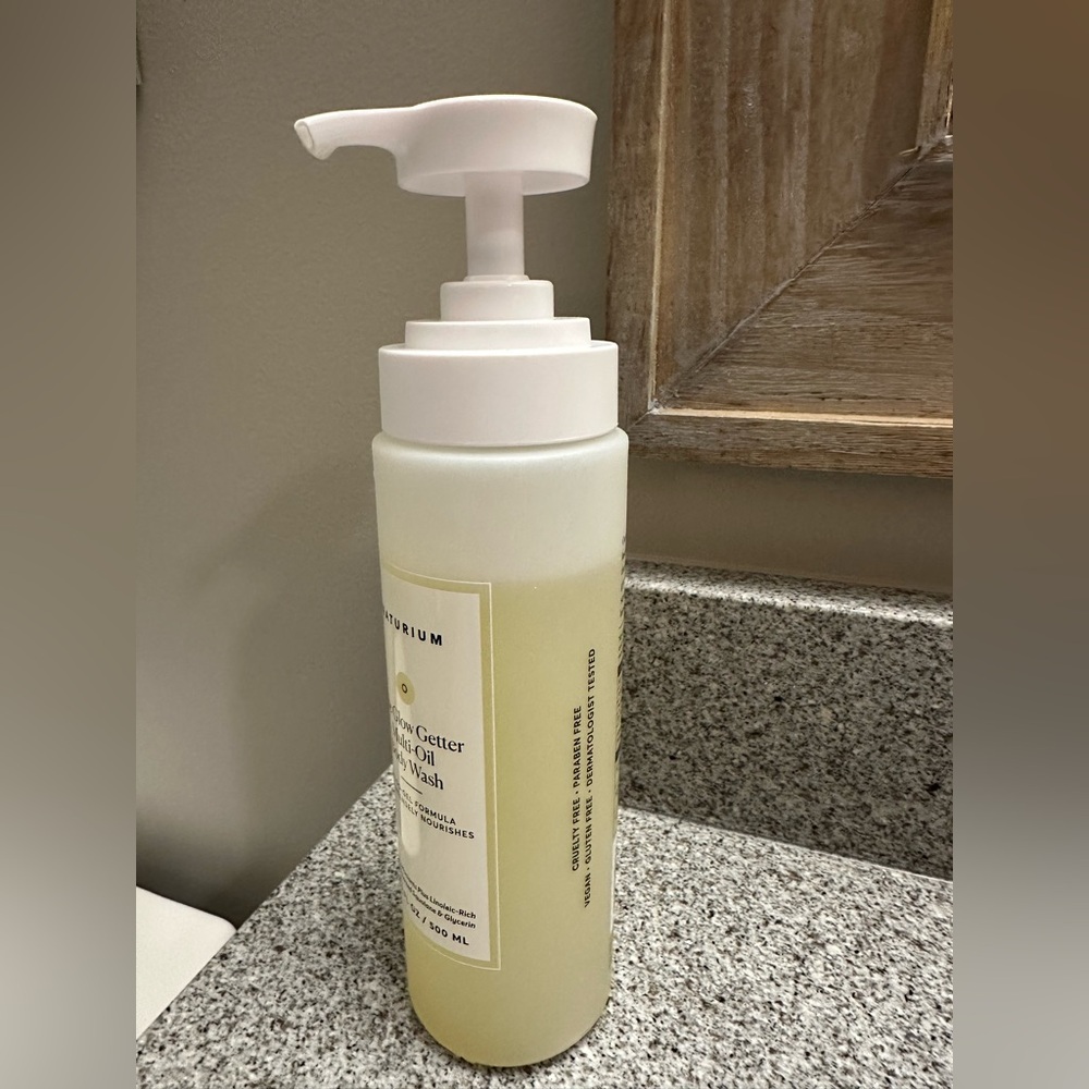 Naturium The Glow Getter Multi-Oil Hydrating Body Wash - Picture 3 of 6